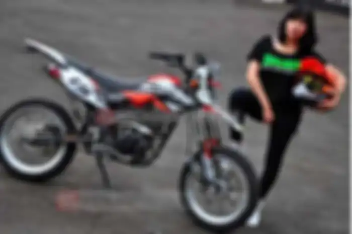 Modifikasi Kawasaki D-Tracker simple yang lebih eye catching ini ternyata punya wanita cantik yang doyan modif. “Dari pertama beli udah langsung di modif tuh D- Trackernya,” buka Mega Aprillia.