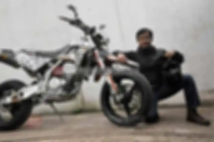Pilihan taste pada sumo milik Riski Ramdani bikin penampilannya beda dengan sumo lain. Pasalnya ini modifikasi Kawasaki KLX 250 supermoto ala street fighter.