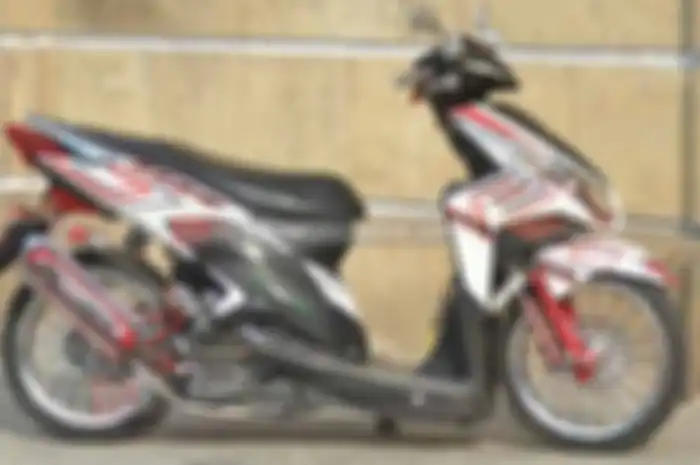 Guna mempercantik tampilan dari Honda Vario Techno lansiran 2011 miliknya ini, Billy punya trik jitu. Yaitu merubah kesan standar, dengan padukan konsep grafis nan dinamis.