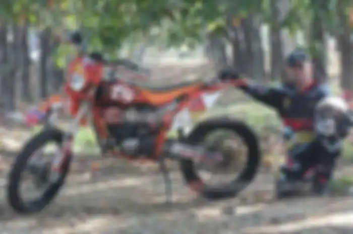 Urusan modifikasi Trail, memang agak sulit. Untuk bikin Suzuki TS125R langsiran tahun 1998 jadi KTM 250, Hj.Ferry Salim membutuhkan waktu kurang lebih empat bulan untuk pengerjaannya. ”Asal mulanya dulu punya RKS di modif trail, sudah habis puluhan j