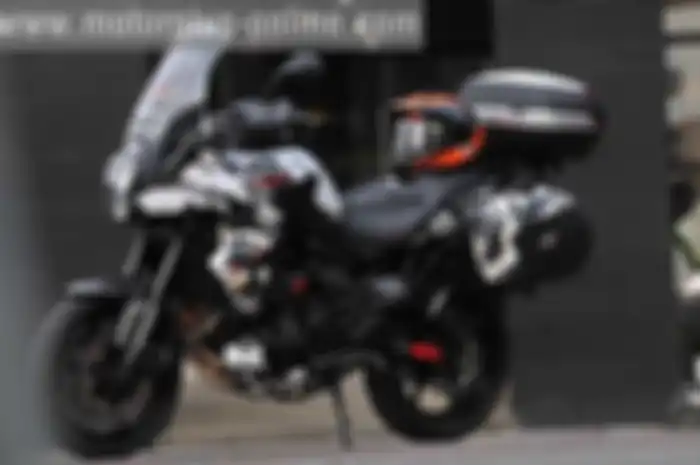 Eric Raharjo penunggang Kawasaki Versys 650 salah satu pria yang doyan touring. Buktinya doi bikin modifikasi Versys bergaya touring. Mulai dari penambahan box, tank pad, head lamp, front fender, hand guard hingga whindshield diaplikasi langsung.