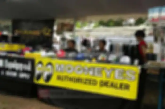 Bagi sobat penggemar brand Mooneyes, mending segera datang ke BurTor yang bertempat di Plaza Timur, Gelora Bung Karno, Senayan, hari ini (24/9) dan besok (25/9). Selama dua hari di BurTor 2016 Mooneyes Indonesia kasih diskon 10%