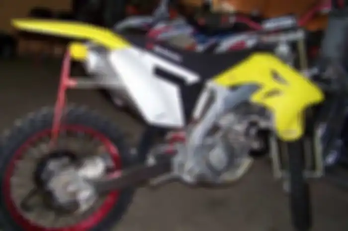 Hati-hati, motor jenis tril jadi incaran pencuri motor. Modusnya, pelaku pura-pura nyewa. Lalu, tuh motor di bawa kabur deh!

Motor jenis tril jadi incaran pencuri motor macam dialami Eggy K. Firmansyah pemilik rental khusus motor tril di Jl. Cijero 