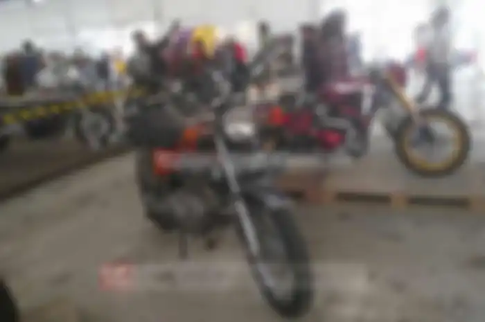 Acara Mods VS Rokers yang sedang berlangsung menampilkan ragam acara, salah satu yang paling di serbu para penonton ialah pajangan motor custom, dimana animo pengunjung sangat antusias.