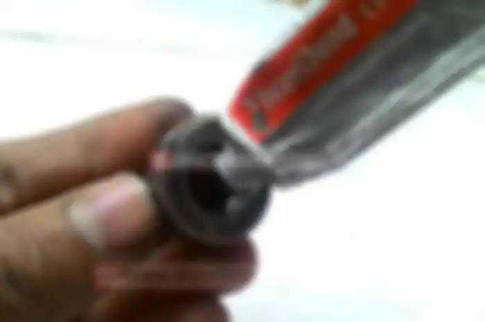 Tapi, untuk motor yang sudah berumur, mur as roda ini bisa bikin mumet, bro! Karena kadang suka sulit dibuka, lantaran ulirnya berkarat. Nah ada trik nih, dengan modal Rp 5 ribu mur jadi bersahabat.