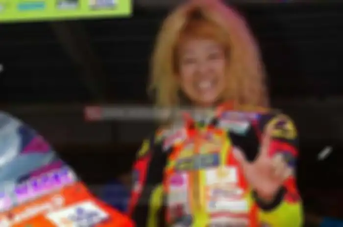 Naoko yang selalu tersenyum di area paddock merupakan satu-satunya pembalap wanita di kelas AP250 musim ini. Namun, tidak banyak yang mengetahui jika Naoko Takasugi, pembalap wanita penderita tuna rungu Di ARRC.
