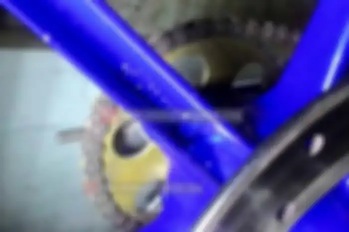 Kalau yang beredar di pasaran yang palangnya miring itu biasanya pilihan pelek aftermarket seperti merek Marchesini yang berbahan magnesium. Pelek ini lebih enteng lagi dari Enkei kepunyaan Honda RS125GP. Harganya pasti lebih mahal dari pelek RS ori,