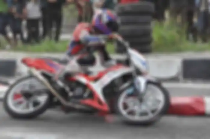 Mantap! New Honda Sonic 150R besutan Deri Irfandi, berhasil sikat double winner di Honda Dream Cup (HDC), Pekanbaru, minggu lalu. Bebek berkapasitas 150 cc geberan Deri, sangat tangguh di kelas HDC 2 (Bebek Tune up 150 cc Seeded). Berhasil ninggalin 