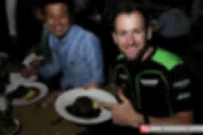 Tidak banyak yang tahu bahwa sang juara dunia World Superbike Championship (WSBK) musim 2013 yaitu Tom Sykes, sudah berada di Indonesia selama 3 hari.