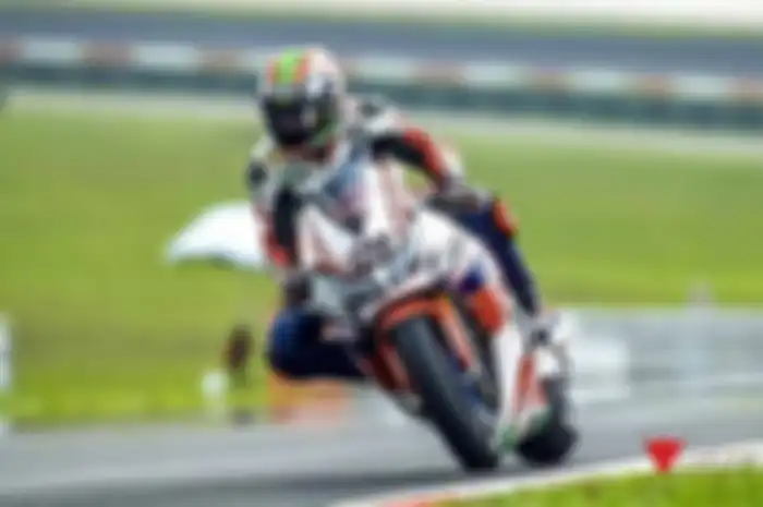 Nicky Hayden cetak sejarah baru di kejuaraan World Superbike (WSBK). Di race 2 WSBK seri VI yang berlangsung hari ini (15/5) di Sepang International Circuit, Malaysia pembalap asal Amerika ini berhasil finish terdepan.