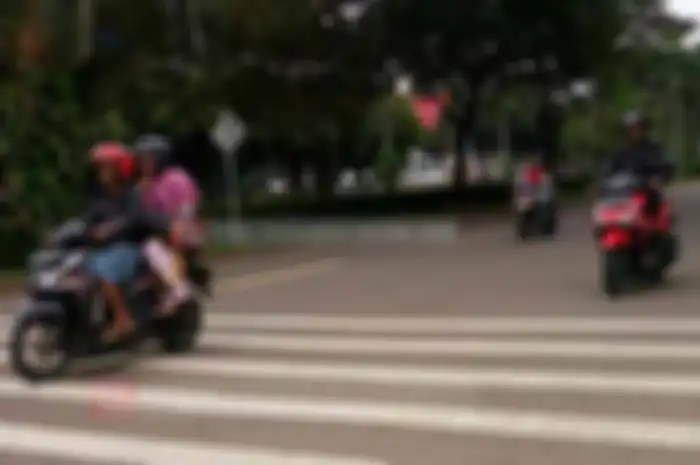 Ada cara melewati speed trap yang berbentuk beberapa garis melintang berwarna putih dan sedikit lebih tinggi dibanding aspal