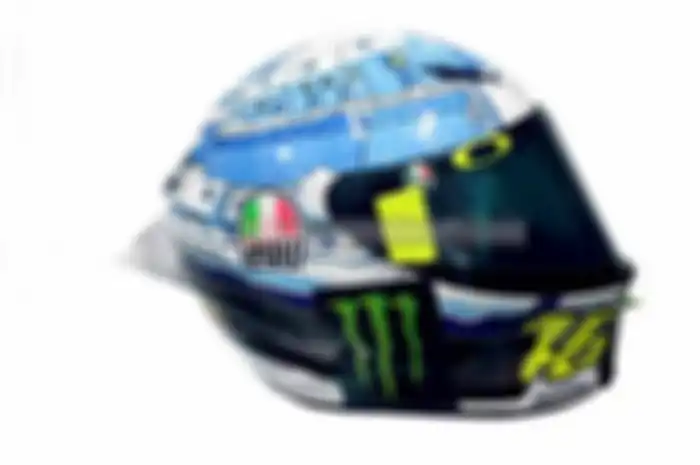 Sudah jadi kebiasaan jika tiap sesi pramusim Rossi menggunakan grafis spesial di helmnya. Dan hari ini di Sirkuit Sepang, muncul grafis helm baru Rossi.
