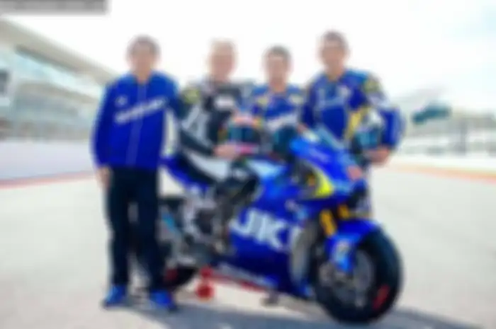 Kevin Schwantz menjajal tunggangan Suzuki MotoGP di Circuit of The Americas, Austin, Texas. Juara dunia MotoGP tahun 1993 ini menyelesaikan 11 putaran dengan catatan waktu terbaik 2 menit dan 12,5 detik.