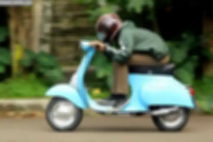 Meski tergolong motor tua, Vespa PTS 90 ini bisa meladeni performa motor sport keluaran tahun muda