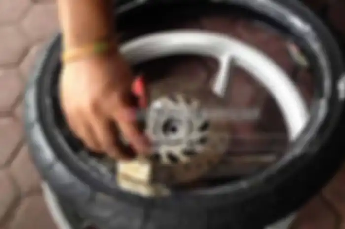Pemasangan ban bisa terbilang gampang susah, perihal karet bundar tidak selalu mempermudah pemasangan pada velg. Terlebih ban untuk balap yang memang terbuat dari bahan yang agak keras tapi mempunyai bahan yang lentur.
