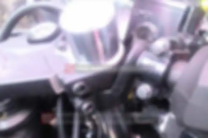Tapi, Ghalih enggan mengganti setang bawaan yang dinilai mempunyai bahan yang bagus. Langsung saja motor diboyong ke bengkel SSK Motor Sport di Jl. Raya Pekayon No. 132, Bekasi Selatan. Ditangani langsung Endi Suhendi, sang kepala mekanik.