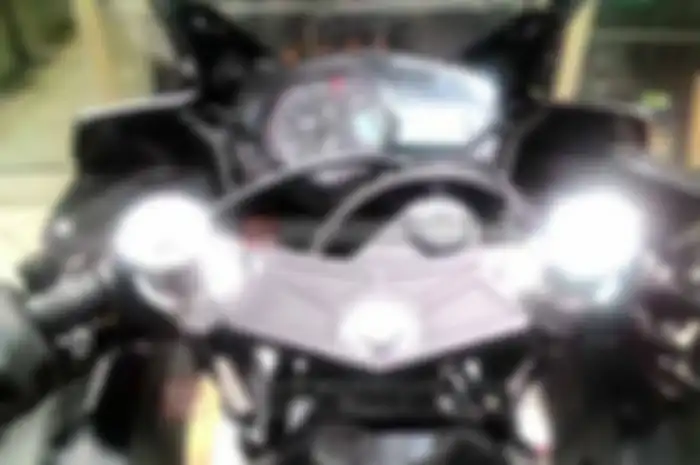 Yamaha YZF-R25 sudah terlihat sporty dari lahir. Mulai dari design, performa mesin dan lain-lain. Namun riding positionnya, terutama posisi kemudi, bagi Ghalih Firdaus, dianggap kurang cihuy. Warga Bekasi, Jawa Barat yang baru tebus R25 tahun ini, me