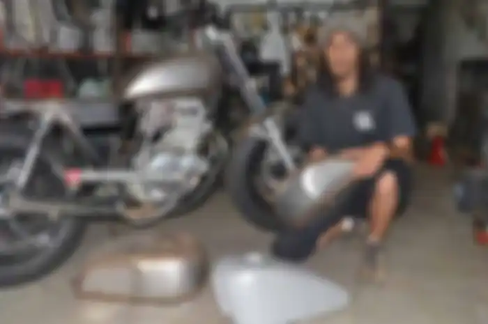 Bagi brothers yang hobi dan penyemplak motor custom, pastinya perlu dukungan tambahan pada segi detail motor. Salah satunya custom yang detail di penampung bengsin alias tangki. Tentu peranti tersebut wajib untuk diganti, guna menggusur posisi tangki