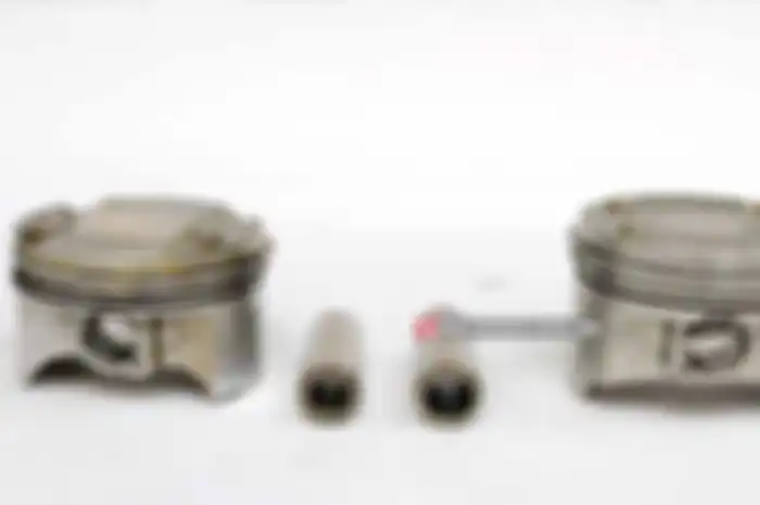 Dilihat dari data spesifikasi piston dan stroke Suzuki All New Satria F150 FI dan Satria F150 karburator, sama saja. Di sana tertulis, mengusung piston diameter 62 mm dan stroke 48,8 mm, Padahal ada perbedaan piston Suzuki Satria F 150 karbu dan Satr