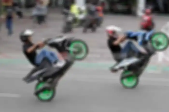Stunt rider Banjarmasin pamerkan kebolehannya. Skuteris kompak dengan chopperis. He..he.. Pantes aja para penunggang motor laki pada betah dengan skuteris, lihat aja, sendiri, bukan cuma skuternya keren-keren, penunggangnya juga ca’em. Tak Cuma itu, 