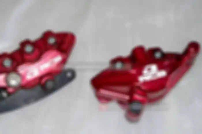 Seperti kaliper rem, selain pakem harus juga sedap dipandang mata. Nih ada kaliper Racing Boy (RCB) yang keren dan pakem.