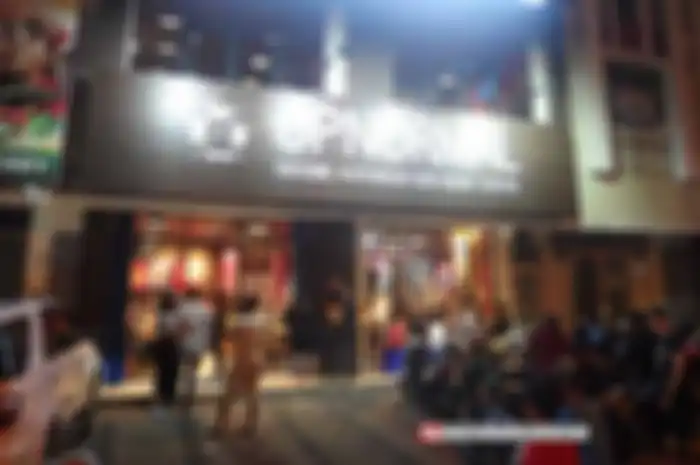 Nih, dia tempat makan yang cozy baru di Jl. Kelapa Lilin Selatan, 2 Blok DD4, No. 34, Kelapa Dua, Tangerang Utara. Warunk Upnormal pilihan tongkrongan kuliner yang cozy dengan tema nuansa kustom kultur. Menu Warunk Upnormal pilihan tongkrongan kuline