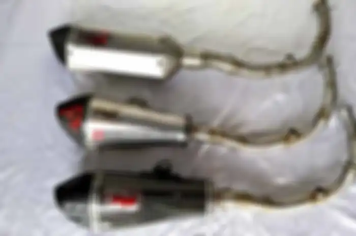 Saat ini bagi pemilik motor Suzuki Burgman bisa mengganti knalpot standarnya dengan knalpot aftermarket berlabel R9. Ada beberapa pilihan knalpot R9 untuk Suzuki Burgman yang sudah beredar di pasaran. Meski banyak pilihan knalpot R9
