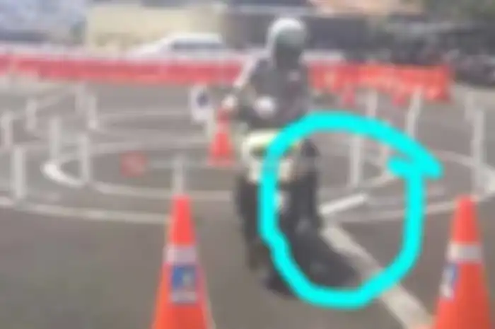 Kejadian yang cukup menggelitik datang dari akun Facebook bernama Yuni Rusmini yang memperlihatkan video ibu-ibu yang menantang Polisi tes praktek ujian SIM (Surat Izin Mengemudi).