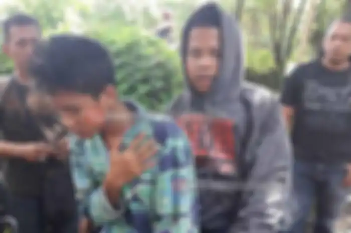 Bermula dari kesigapan akan gerak gerik gerombolan remaja klithih di wilayah Berbah yang mengendari Kawasaki KLX tanpa nopol dan Honda Vario yang ditutupi stiker nopolnya, Anggota Opsnal Polsek Berbah berhasil mengamankan empat orang remaja.