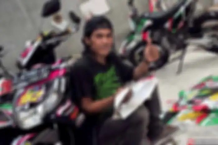 Brother yang doyan adventure selalu ganti kelir dengan airbrush demi identitas, dan mengecat ulang hingga pasang sticker atau enggak dilapisin pake scotlite. Nah saat ini MPlus sambangi tempatnya brother Angga di seputaran Bandung Timur, Jawa Barat. 