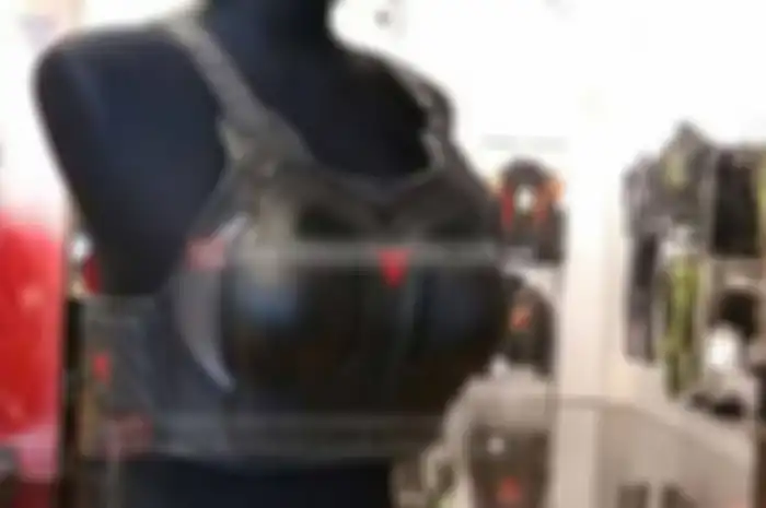 Banyaknya lady bikers belakangan ini membuat pabrikan Dainese mengeluarkan produk terbarunya, bisa dilihat dari bentuk yang menyesuaikan tubuh wanita tuh. Yap, bodi protector khusus wanita ini terbuat dari bahan Pollyster.