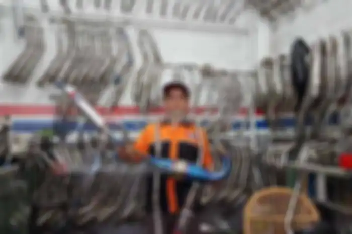 Puas Yulia Setiawan berasal dari Purbalingga, Jawa Tengah, yang tinggal di Depok, Jawa Barat. Doi memproduksi knalpot untuk motor-motor yang ada di Indonesia. Ia pede dengan produknya, tanpa harus meng-copy merek-merek knalpot luar negeri. Hasilnya, 