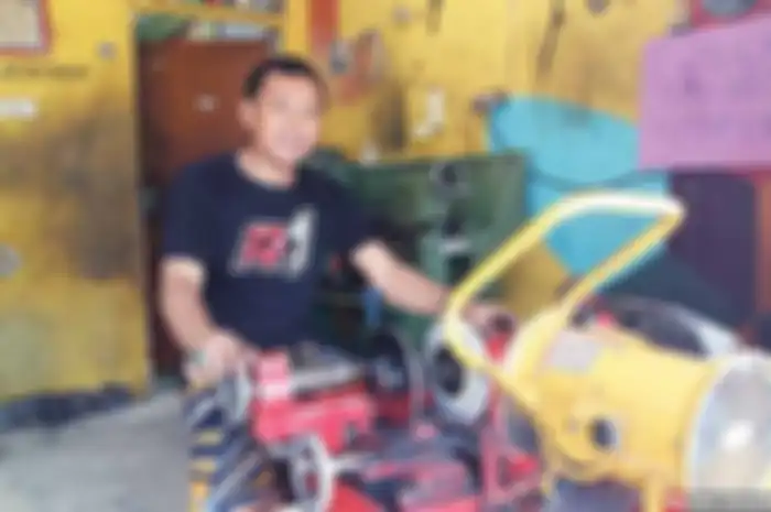 Nama R_One tergolong baru, namun muka lama. Yup, Ridwan Saputra alias Iwan, dulunya dikenal sebagai tunner bubut tim balap AHRS. Juga pernah menggawangi bengkel bubut terkemuka di Depok yang banyak menangani mesin motor balap. Enggak salah kalau bisa