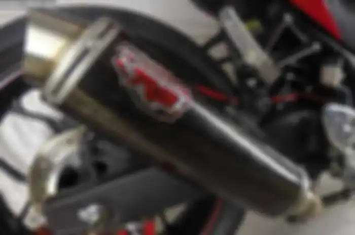 Di akhir tahun dan seru-serunya demo buruh, pabrikan R9 meluncukan knalpot tipe Mugello Black. Padahal sebelumnya kebiruan. Namun bukan dampak dari demo buruh itu lantas meluncurkan tipe hitam ini. Pekerja di pabrikan R9 tetap cool calm saja. Kan gaj
