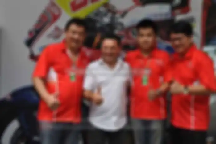 Brand asal Indonesia R9 Racing Generation, telah 2 tahun jadi sponsor dan pembuat knalpot tim Gresini Racing Moto3. Di MotoGP seri Sepang, Malaysia (29/10) pihak R9 Racing Generation kunjungi paddock Gresini Racing Moto3.