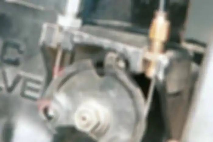 Terutama RC Valve yang jadi part kebanggaan para pemilik Honda NSR 150. Sebab, merawat part ini termasuk gampang-gampang susah. Maklum, sistem kerjanya sudah elektronik, tidak seperti KIPS di Kawasaki Ninja 150 yang model mekanis. Makanya, dengan pas