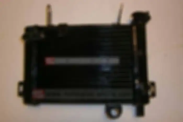 Hampir semua motor dengan pendingin cairan, bahan radiator bawaan motor umumnya terbuat dari aluminium. Sebagian kecil dari motor dengan pendingin cairan, ada yang menggunakan campuran material non aluminium. Seperti di Honda Vario, yang wadah bagian