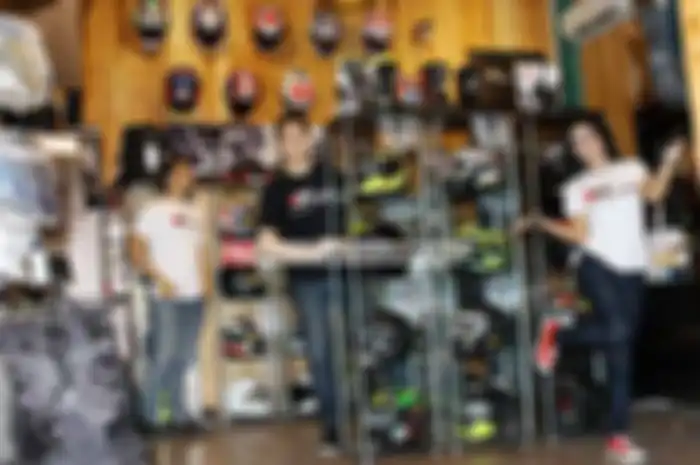 Enggak salah memang jika kota Kembang, Bandung dijuluki Paris Van Java lantaran berbagai macam kebutuhan fashion bisa didapatkan disini. Termasuk fashion untuk para bikers yang sangat mudah ditemui hampir diseluruh penjuru Bandung. Nah,... bagi biker