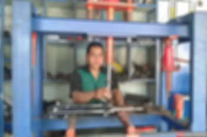Endang Ramdani telah menggeluti dunia pres rangka motor selama 6 tahun. Sehingga keahliannya tidak diragukan lagi. Revan Jaya Motor spesialis pres rangka motor tanpa api las yang beralamat di pertigaan gardu Desa Selacai Kecamatan Cipaku