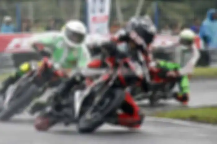 Rintikan hujan membasahi lintasan Bukit Peusar Tasikmalaya disesi kualifikasi Cabor balap motor PON XIX 2016 Jawa Barat kelas Bebek 150 cc Perorangan (24/9)). Kondisi basah pada lintasan membuat seluruh pembalap harus ekstra