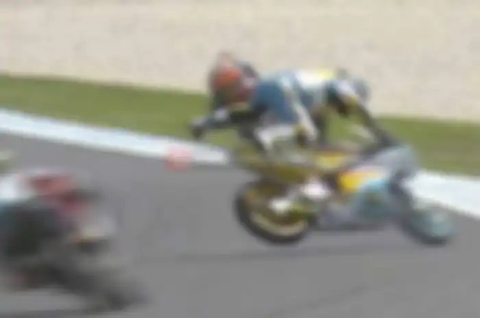 Sesi kualifikasi Moto3 Australia (22/10) sempat dihentikan 4 menit jelang berakhir setelah pembalap Spanyol, Juanfran Guevara mengalami high side di tikungan terakhir.