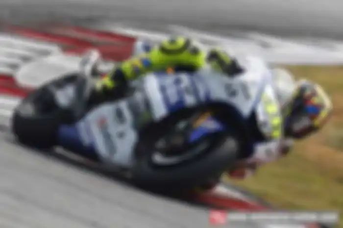 Valentino Rossi dan Dani Pedrosa mulai akrab di barisan depan, bro! lho kok? Bukan akrab karena mereka baru saling mengenal lho, tapi karena Valentino Rossi sudah mulai tampil konsisten meraih lap tercepat di sesi tes resmi pra musim MotoGP 2014 di S