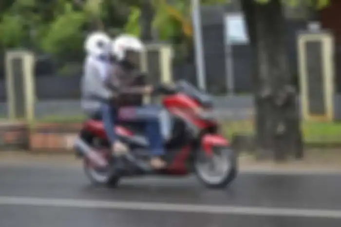 Namun, adakalanya juga wajib pahami dalam mengatur tekanan angin pada ban motor. Perhatikan tekanan angin ban di saat hujan karena sangat penting ketika melibas jalanan yang basah.