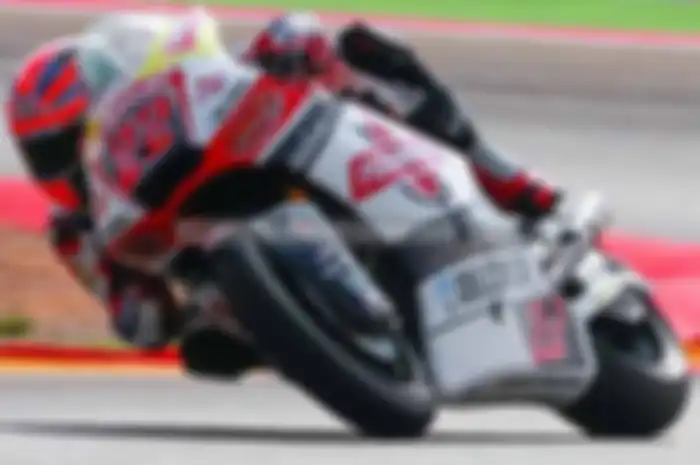 Sam Lowes menang tipis di kualifikasi Moto2 Aragon, Spanyol yang berlangsung Sabtu malam (24/9) waktu Indonesia. Lowes catatkan waktu putaran 1 menit 53,207 detik yang unggul 0,054 detik dari Alex Marquez yang menempati posisi dua di kualifikasi Moto