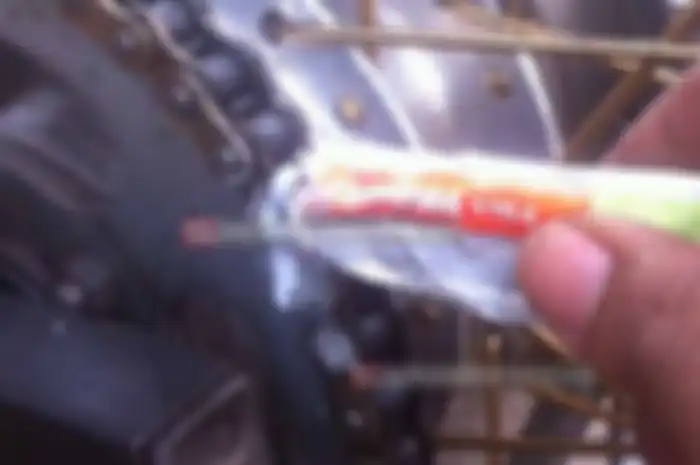 Meski menggunakan rantai baru, sambungan rantai yang longgar bisa bikin rantai copot. Ada tips ringan dari bengkel spesialis balap Axel Fast Racing agar bikin sambungan rantai anti copot. Modalnya murah dan bisa dikerjakan sendiri.
