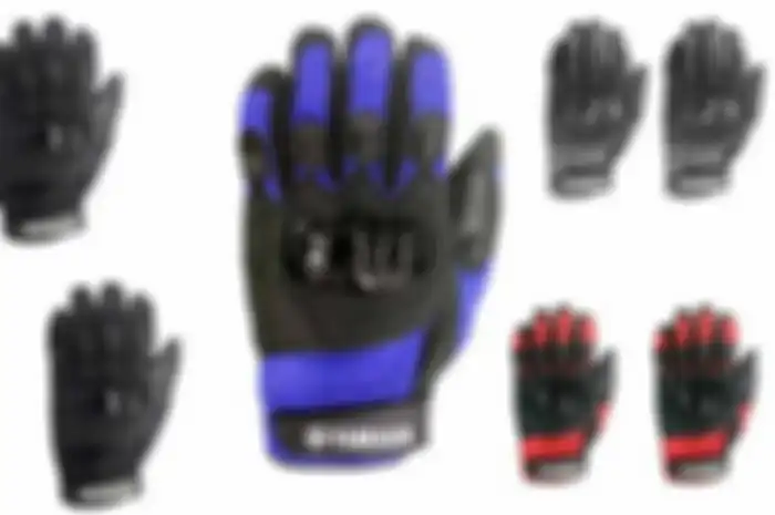Sarung tangan spesial Yamaha berbahan poliester ini bukan hanya di bahannya bro, tapi di harganya juga cepecial (spesial). Dibaderol Rp. 145 ribu ini didesain untuk kenyamanan saat riding harian atau turing berbahan jersey yang cepat melepas panas.