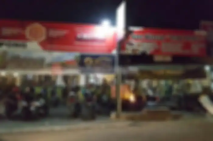 Biker yang doyan sate harus dong mampir ke sate Klatak Pak Pong yang tusukan dari jari-jari pelek motor