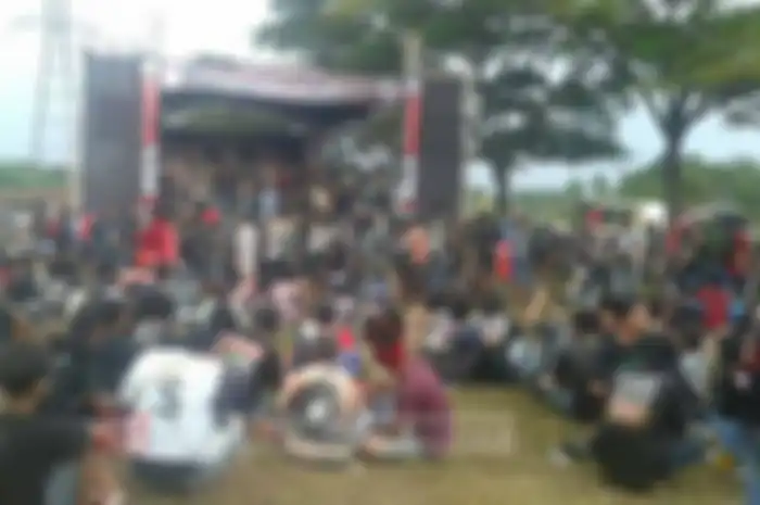 Respect dan salut buat skuteris Karawang. Sedikitnya 48 komunitas dan klub bersatu padu sukseskan ajang bertajuk Scooter Agression 2016 di lapangam Texmaco Bendungan, Walahar, Karawang (28-29/5) lalu. "Ini ujud kekompakan kami satukan tekad