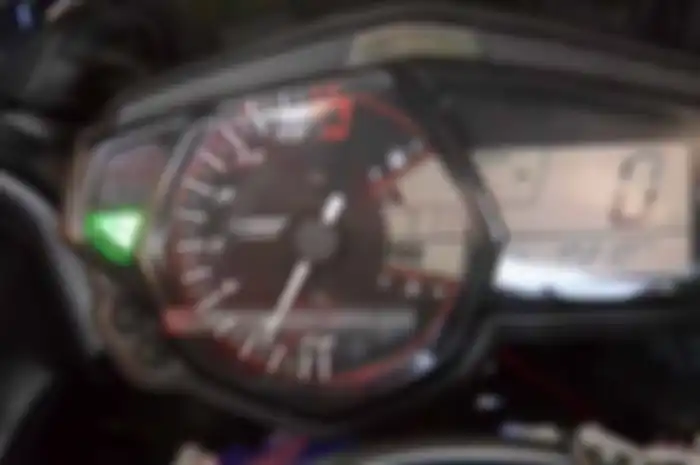 Helios Hedar punya pengalaman unik ketika mengganti ECU Yamaha R25 dengan ECU aftermarket. Karena bongkar-pasang dan pemrograman yang menuntut pemasangan kabel data, tiba-tiba R25 milik konsumen ogah langsam atau stasionernya meninggi. Pas dicek seri