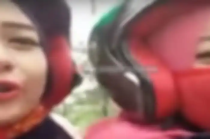 Minggu (6/11) beredar video banyak versi bagaimana dua cewek yang selfie saat motornya jalan eh malah berujung maut. Keduanya mengalami kecelakaan